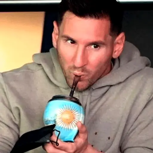 Messi sipping mate